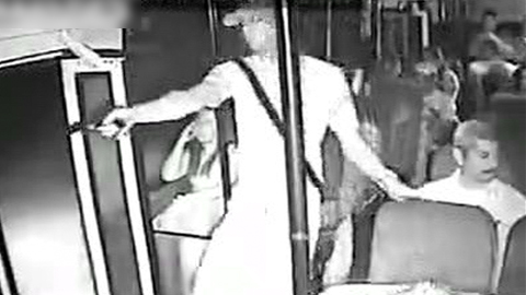 흔한 버스 강도?…승객들 반응이 더 이상해