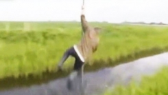 나도 한번 해볼까?…친구 따라 하다가 '풍덩'