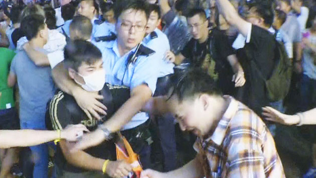 홍콩 시위 간 충돌 발생…대화 취소 경고