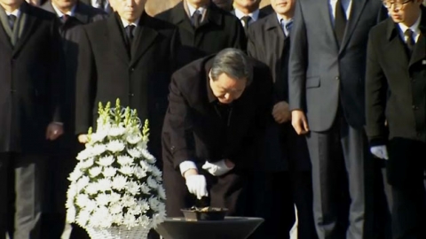 김무성 대표, 노무현 전 대통령 묘역 참배