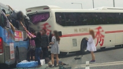 中 관광객 태운 관광버스 3중 추돌...1명 사망
