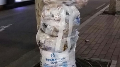 종량제 봉투 위에 쌓은 '쓰레기 탑'..."해도 너무해"