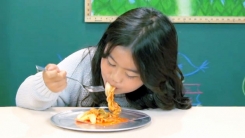 난생처음 '김치' 맛본 아이들의 반응