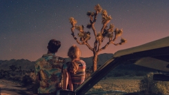 [★한컷] 여름밤에 우린, '스탠딩에그'를 듣는다