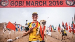 英 남성, '고비 사막 마라톤' 함께 달린 유기견 입양