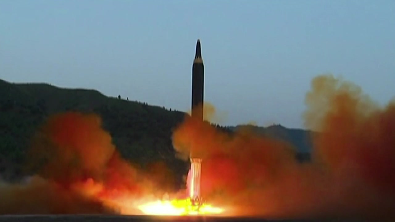 北, 미사일 발사장면 공개 "대형 핵탄두 탑재 가능"