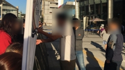 킹스맨 레드카펫 현장, "현수막 설치하니 다 나가라" 소동 킹스맨 레드카펫 현장, "현수막 설치하니 다 나가라" 소동