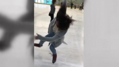 '잘 타지도 못하면서'...한 여성의 용감한 빙판 도전
