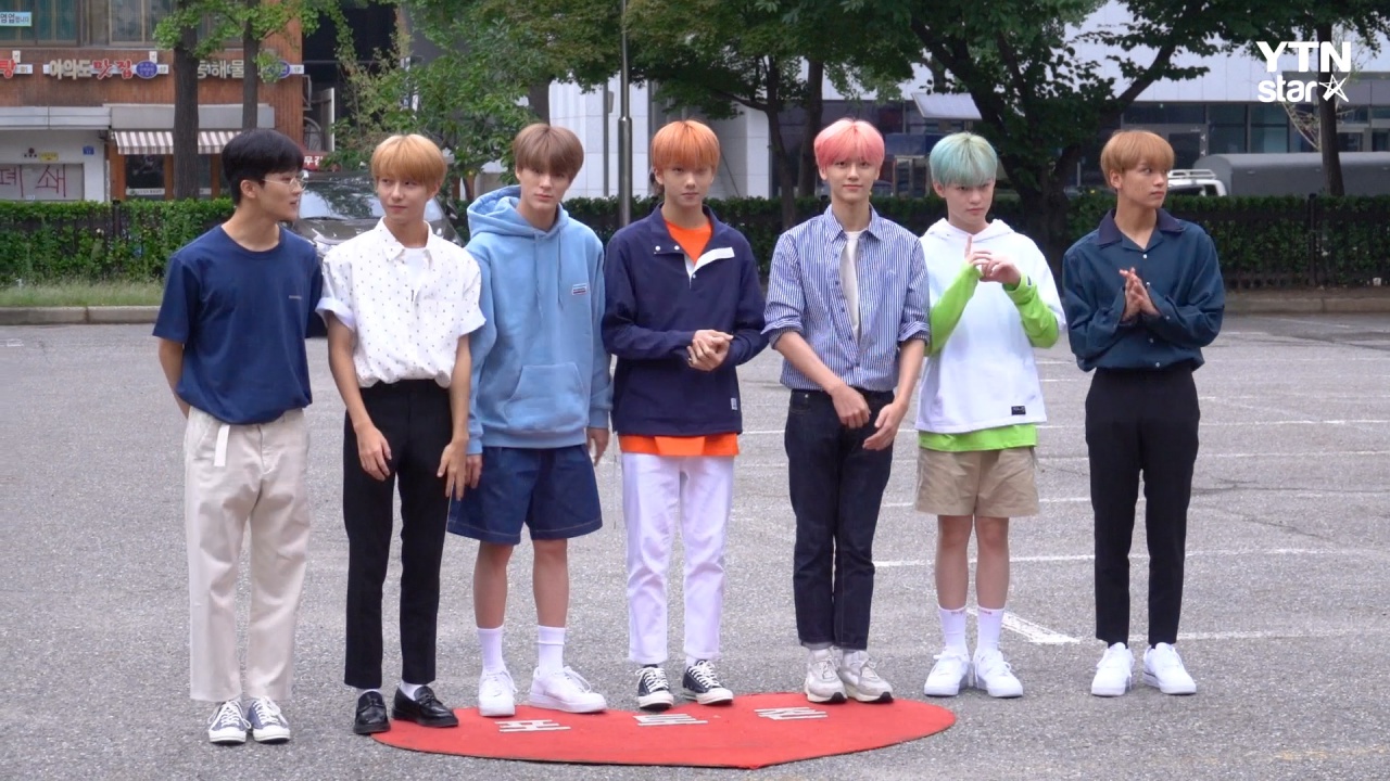 [방송] NCT드림, ‘시선 사로잡는 알록달록 헤어컬러’ (뮤직뱅크 출근)  NCT드림, ‘시선 사로잡는 알록달록 헤어컬러’ (뮤직뱅크 출근)
