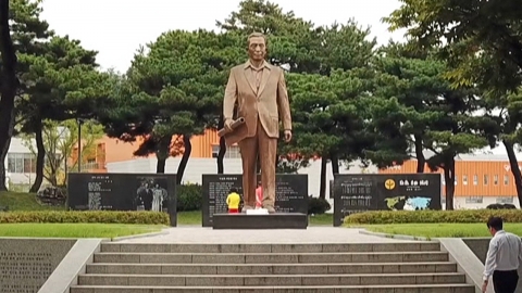 홍준표, 동대구역에 박정희 동상…"과도한 우상화"
