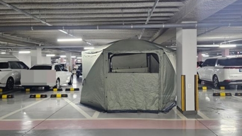 아파트 주차장 두 칸 차지한 대형 텐트…"모기향에 침낭까지"