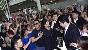 김수현 태국 입국…역대 최대 인파 '기염'