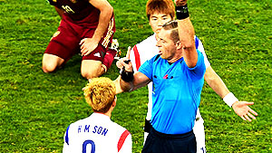 FIFA, 한국-알제리전 부심 교체한 이유는?