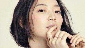신민아, 봄 향기 머금은 청초미모..."분위기의 여왕"