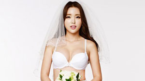 홍진영, 속옷 드레스 '파격노출'...시선 어디에?