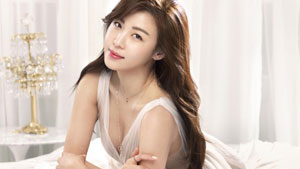 하지원, 아찔한 가슴골...침대 위 유혹 눈빛