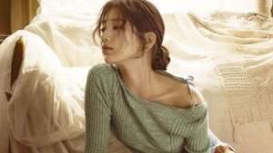 수지, 흘러내린 옷 사이로...아찔한 노출
