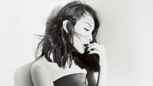 같은 표정·다른 분위기...빅토리아, 무결점 미모