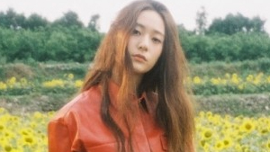 "美의 여신" 크리스탈, 제주도 사로잡은 미모