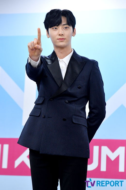 워너원 황민현 “황제 비주얼? 처음엔 부담, 지금은 자부심” 워너원 황민현 “황제 비주얼? 처음엔 부담, 지금은 자부심”