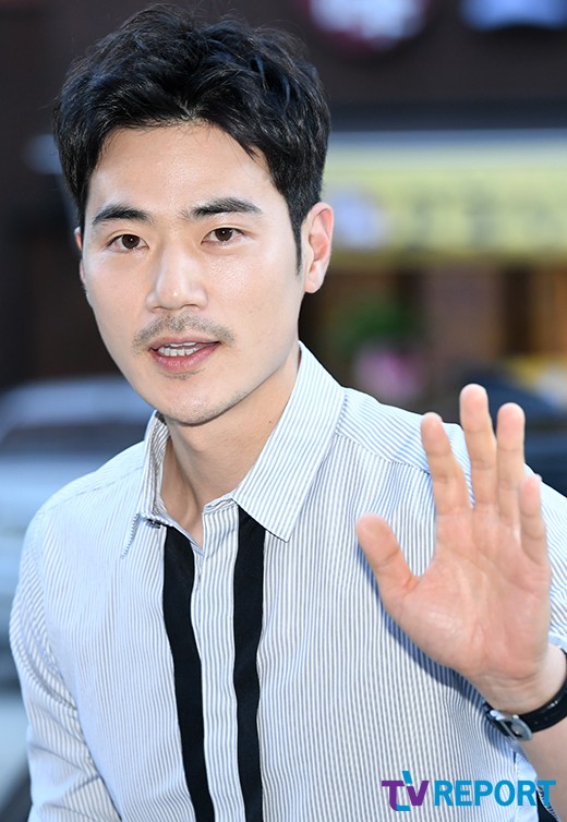 김강우 '화면보다 멋진 실물 미남' 김강우 '화면보다 멋진 실물 미남'