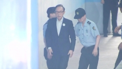 건강 이유로 재판 연기한 이명박 前 대통령, 법원 출석