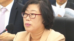 웃는 얼굴에 침 못 뱉는다
