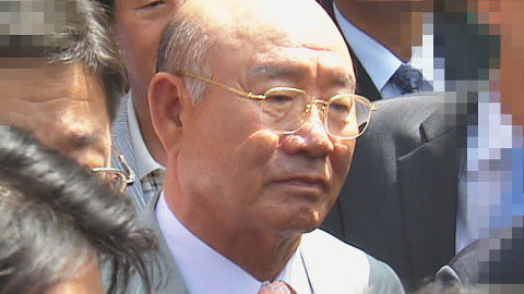 전두환 일가 '은행금고' 발견! 통장 수십개와 귀금속이…