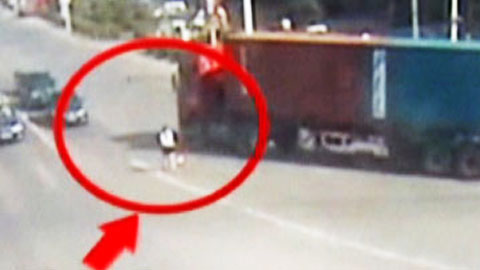 오토바이 운전자 '수난'...대형 트럭에 받히고 생존