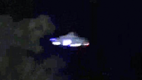 야구장에 나타난 선명한 'UFO' 추정 물체