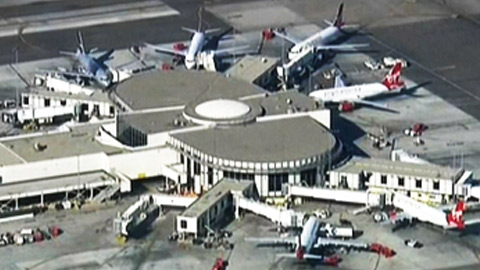 미 LA공항에서도 총격전...7명 사상