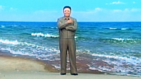 평양에 김정일 컬러 석고상 등장