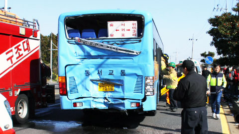 버스 ·트럭 충돌 1명 사망 30여 명 부상