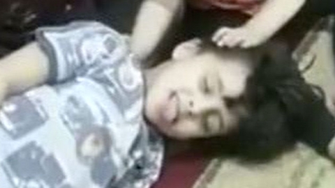 죽은 척 하는 형을 본 동생의 반응은?