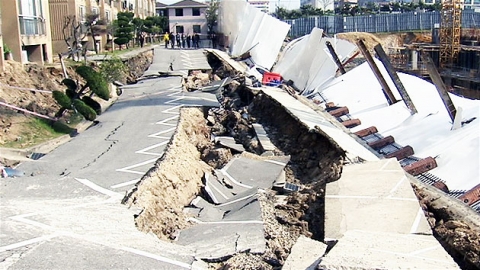목포 아파트단지 주차장 '폭삭'...주민 8백 명 대피