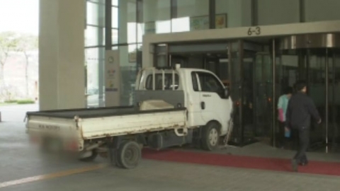 정부청사로 트럭 돌진...경비 무방비