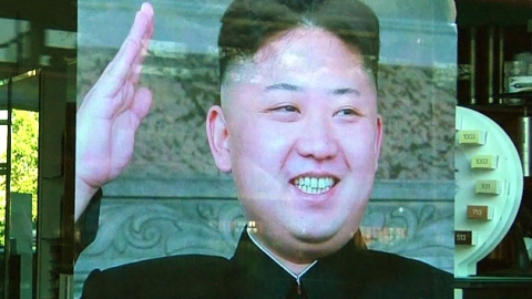 김정은 사진에 15% 할인 광고...북 대사관, 철거 요구