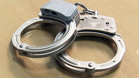 범인 검거할 때 수갑 뒤로 채운다.