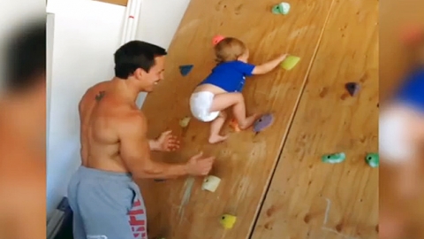 기저귀 차고 암벽등반...아기 '천하장사'