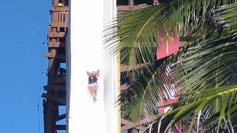 14층 높이 워터슬라이드…5초만에 '풍덩'