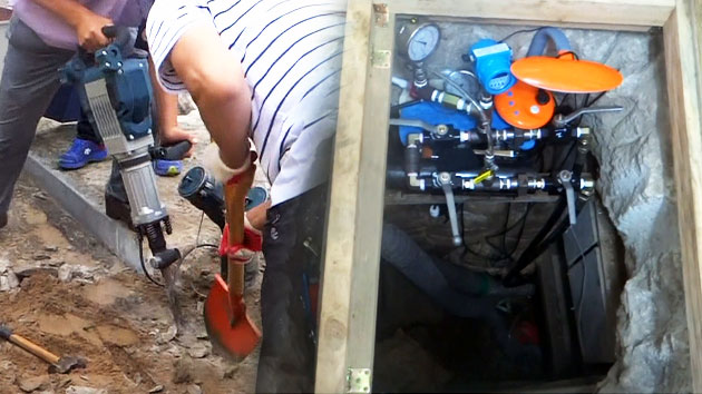 주유소에 땅굴 파 송유관 기름 '슬쩍'