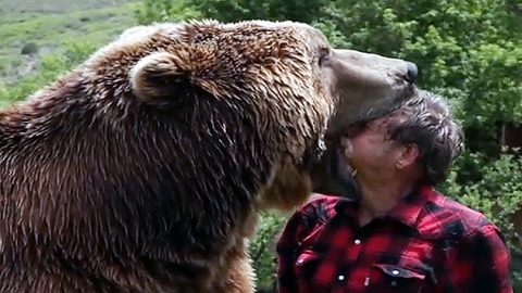 사육사 머리를 입안에...거대 곰의 '친분과시'
