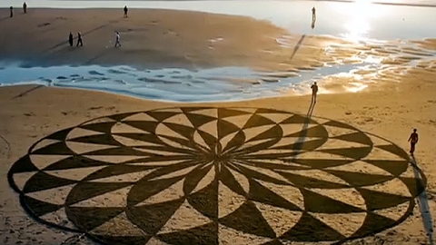 모래사장에 그림 그리는 '해변의 화가'