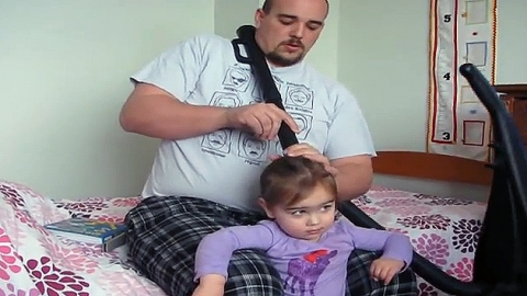 딸 머리 묶는 아빠…'청소기가 왜 필요하지?'