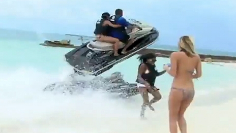 제트스키의 갑작스런 돌진…주변 '혼비백산'