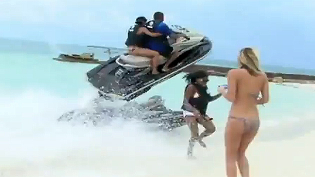 제트스키의 갑작스런 돌진…주변 '혼비백산'