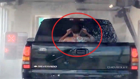 트럭 뒤 누드男…세차-샤워 한 번에 해결!