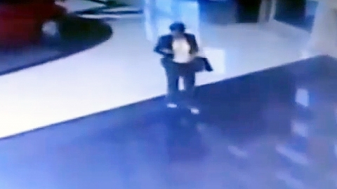 걸어가며 휴대폰에 '초집중'…이렇게 됩니다!