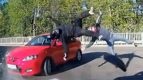 자동차와 오토바이가 충돌하면…자동 '공중부양'