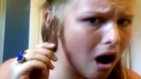 소녀의 고데기 시범…'홀랑' 타버린 머리카락